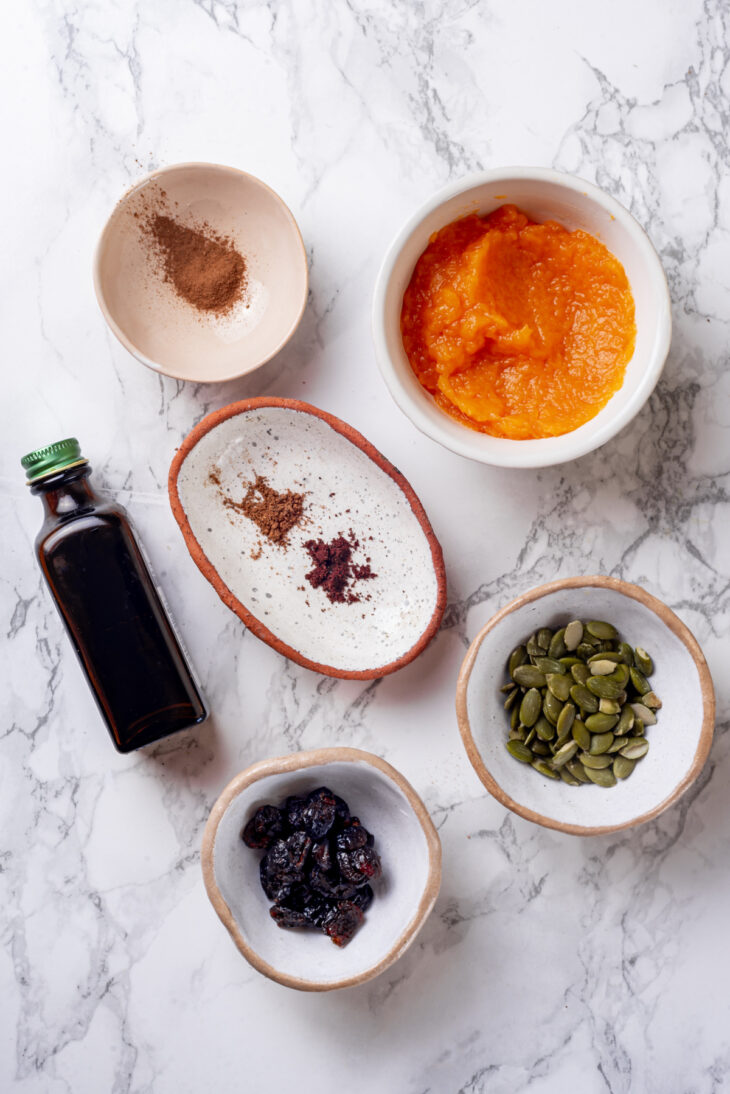 Ingredients needed for pumpkin pie overnight oats.