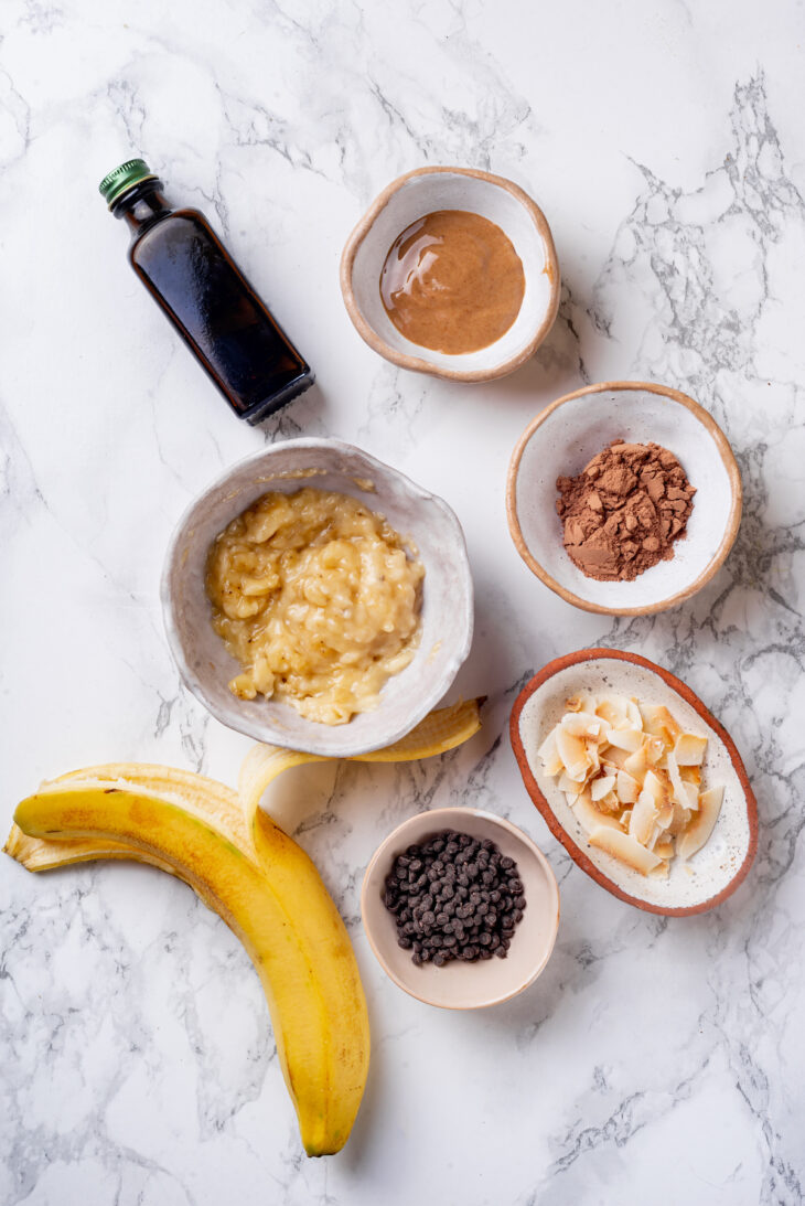 Ingredients needed for banana flax overnight oats.